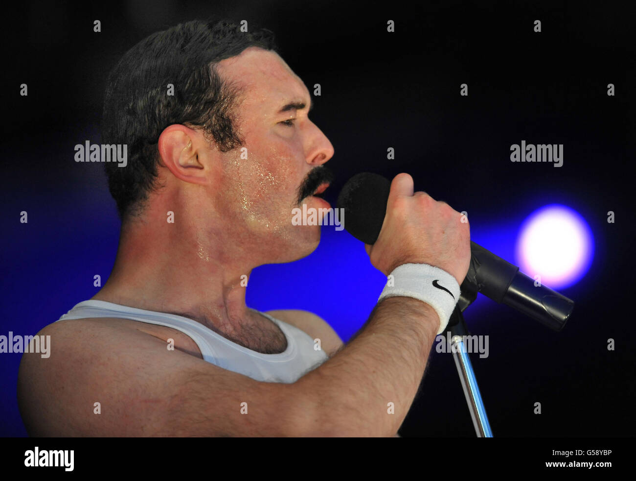 Gary Mullen e la sua band The Works Performing One Night of Queen al Lingfield Park Race Course, Surrey. Foto Stock