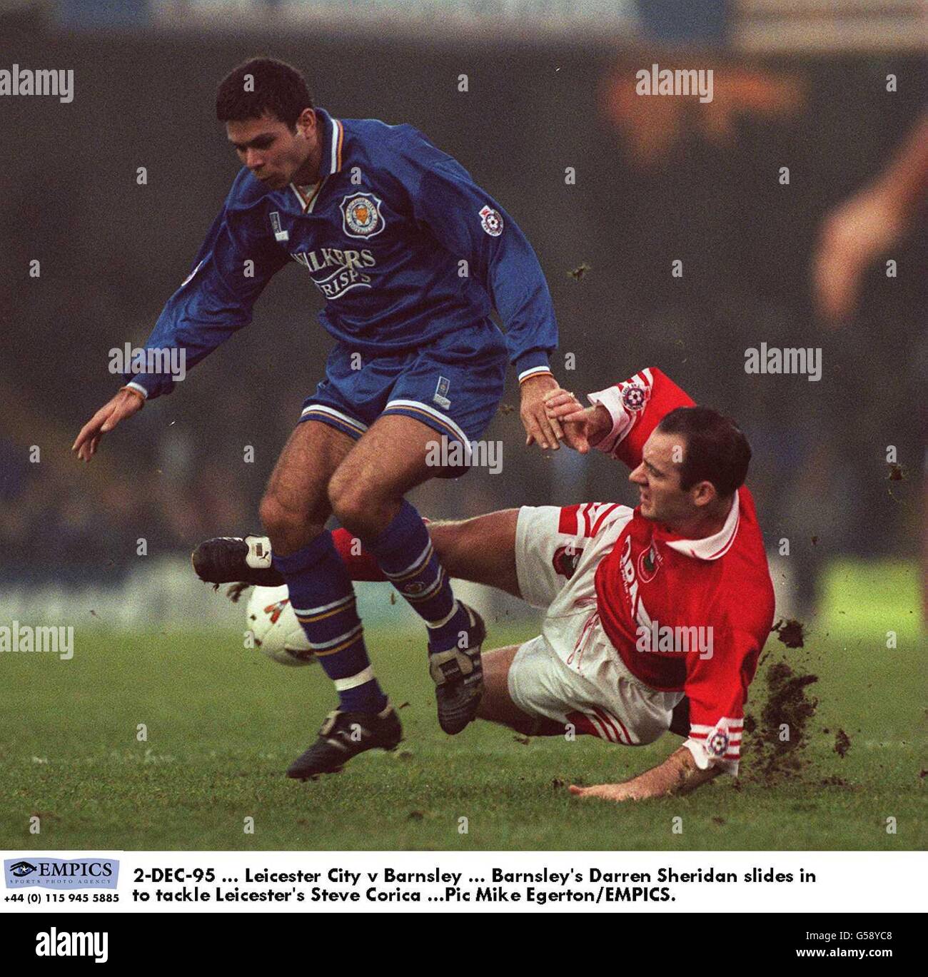 2-DEC-95. Leicester City / Barnsley. Darren Sheridan di Barnsley scivola per affrontare Steve Corica di Leicester Foto Stock