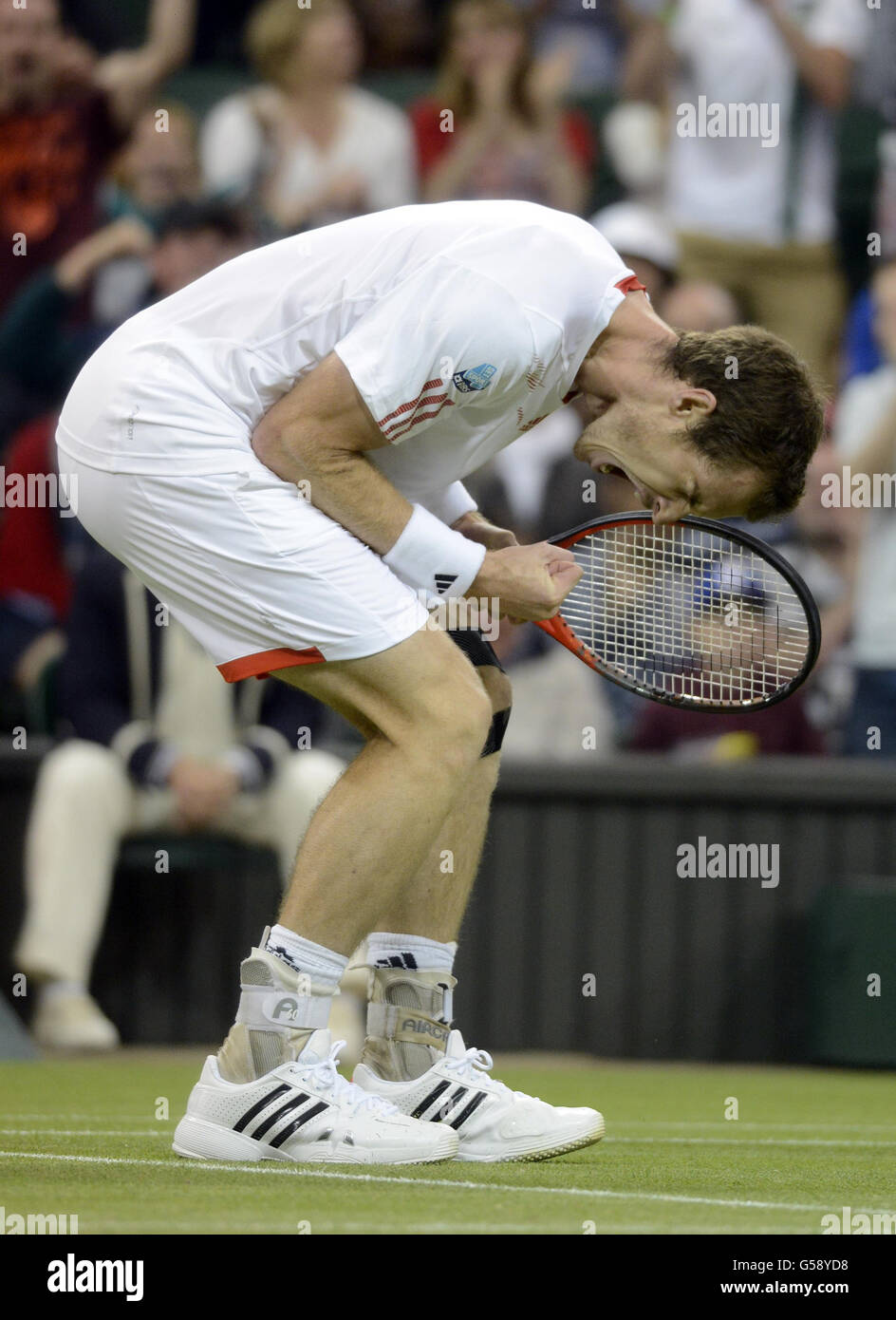 Andy Murray della Gran Bretagna festeggia un punto nella sua partita contro i Marcos Bagdatis di Cipro durante il sesto giorno dei Campionati di Wimbledon 2012 all'All England Lawn Tennis Club di Wimbledon. Foto Stock