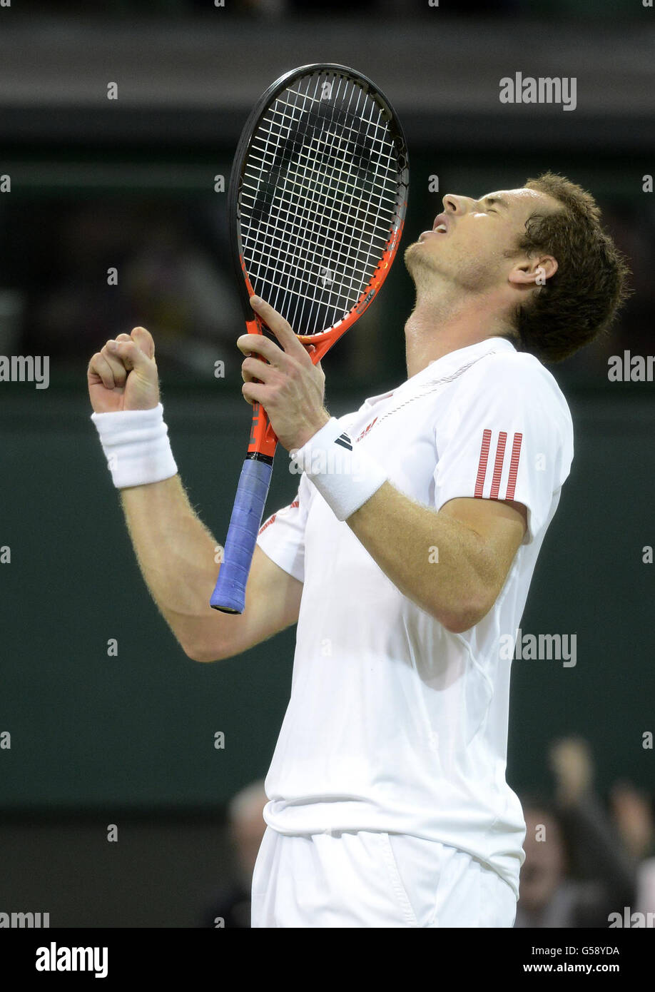 Andy Murray della Gran Bretagna celebra la sconfitta dei Marcos Bagdatis di Cipro durante il sesto giorno dei Campionati di Wimbledon del 2012 all'All England Lawn Tennis Club di Wimbledon. Foto Stock