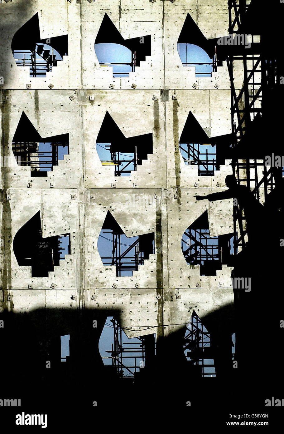 Un costruttore di Edimburgo, guarda le insolite cornici delle finestre che sono l'ultima parte del nuovo edificio del parlamento scozzese. Il completamento dei lavori di costruzione è previsto alla fine del 2002, con un costo stimato di 195 milioni di euro. *... l'edificio è stato progettato dal compianto Enric Miralles, un architetto catalano. PA Foto: David Cheskin. Foto Stock