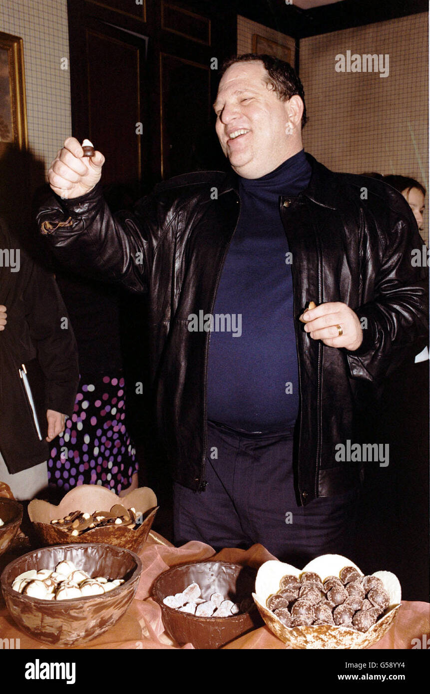 Harvey Weinstein, capo dei film Miramax e produttore esecutivo di Chocolat, assaggiando del cioccolato alla festa dopo-prima per il film al Berkeley Hotel, a Knightsbridge, Londra. Foto Stock