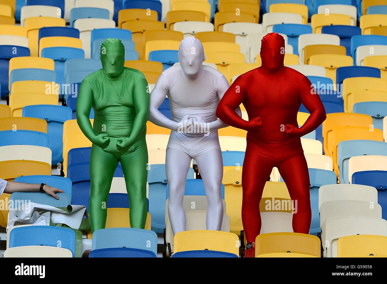 I tifosi italiani mostrano il loro sostegno nelle bancarelle che indossano tute da spugnole in attesa della finale UEFA euro 2012 Foto Stock