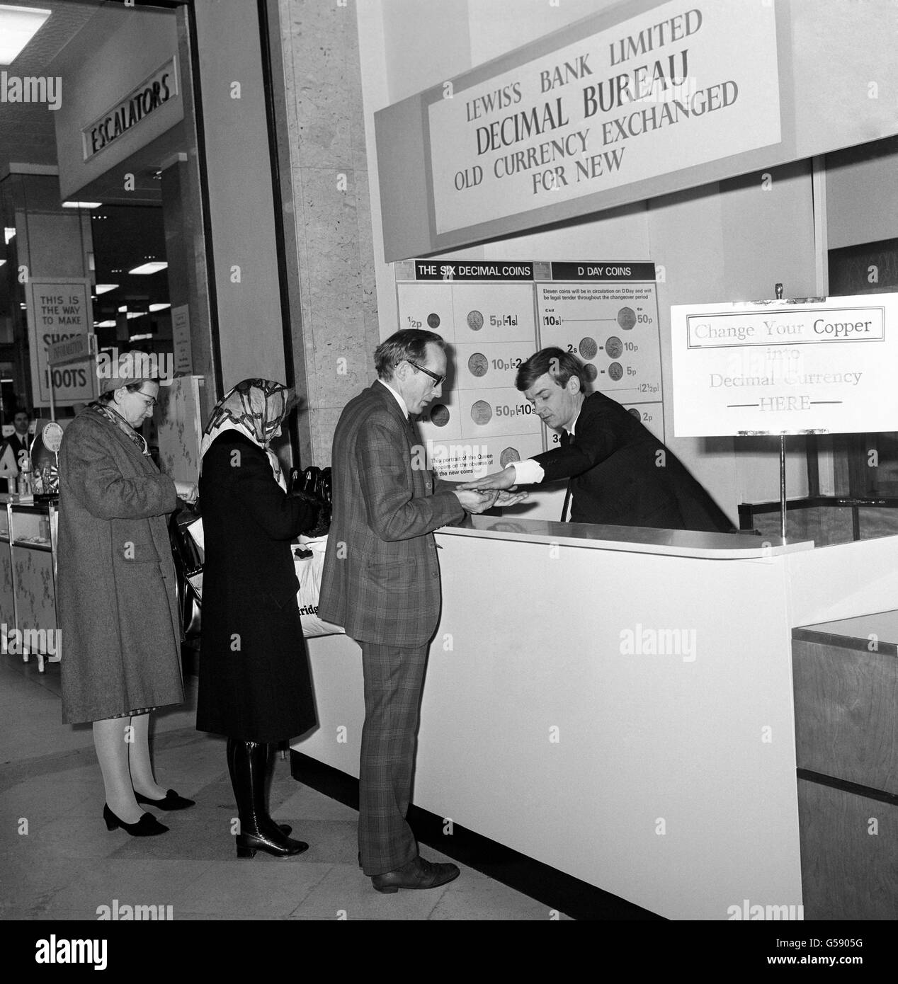Una banca all'interno di un negozio di Oxford Street, cambiando il denaro in valuta decimale, e aiutando i clienti a far fronte al loro nuovo modo di vita dopo il cambiamento alla decimalizzazione. Foto Stock