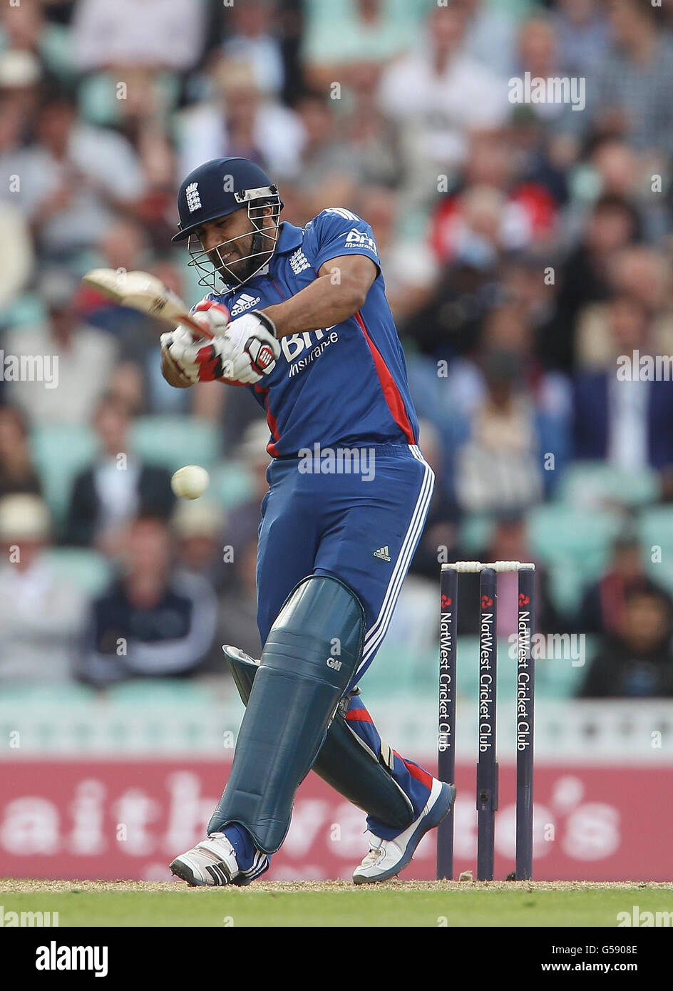 Cricket - Second Natwest One Day International - Inghilterra / Australia - The Kia Oval. Il Ravi Bopara inglese si è scontrato durante il One Day International al Kia Oval di Londra. Foto Stock