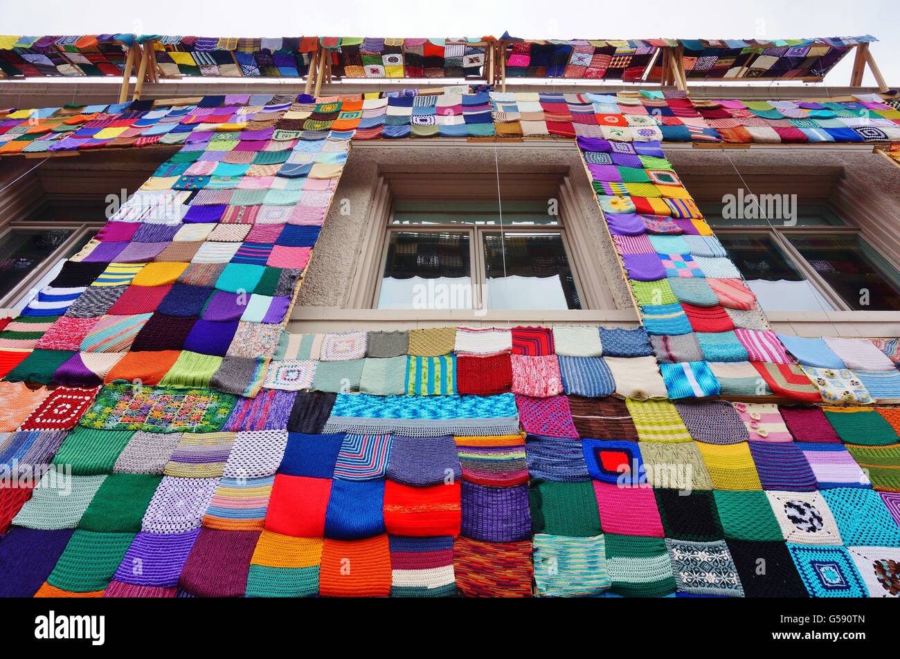Un edificio coperto con una maglia colorati copriletto trapuntato sulla strada principale del centro storico di Ames, Iowa Foto Stock