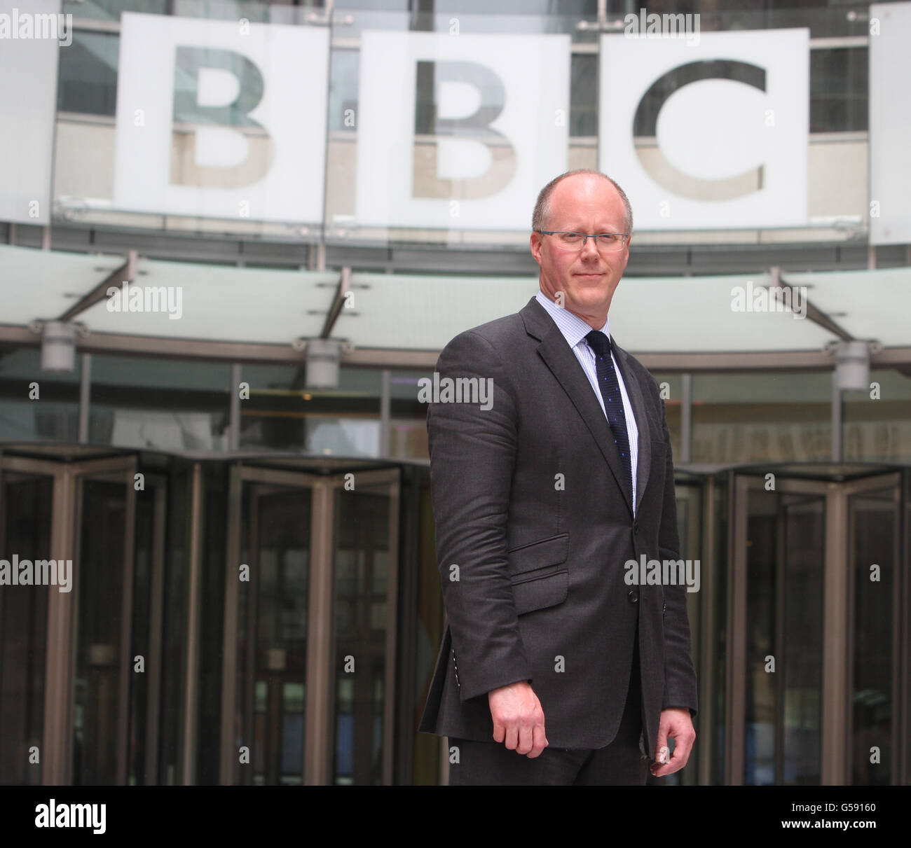 Il nuovo Direttore Generale della BBC George Entwistle pone per i media al di fuori della nuova Broadcasting House nel centro di Londra. Foto Stock