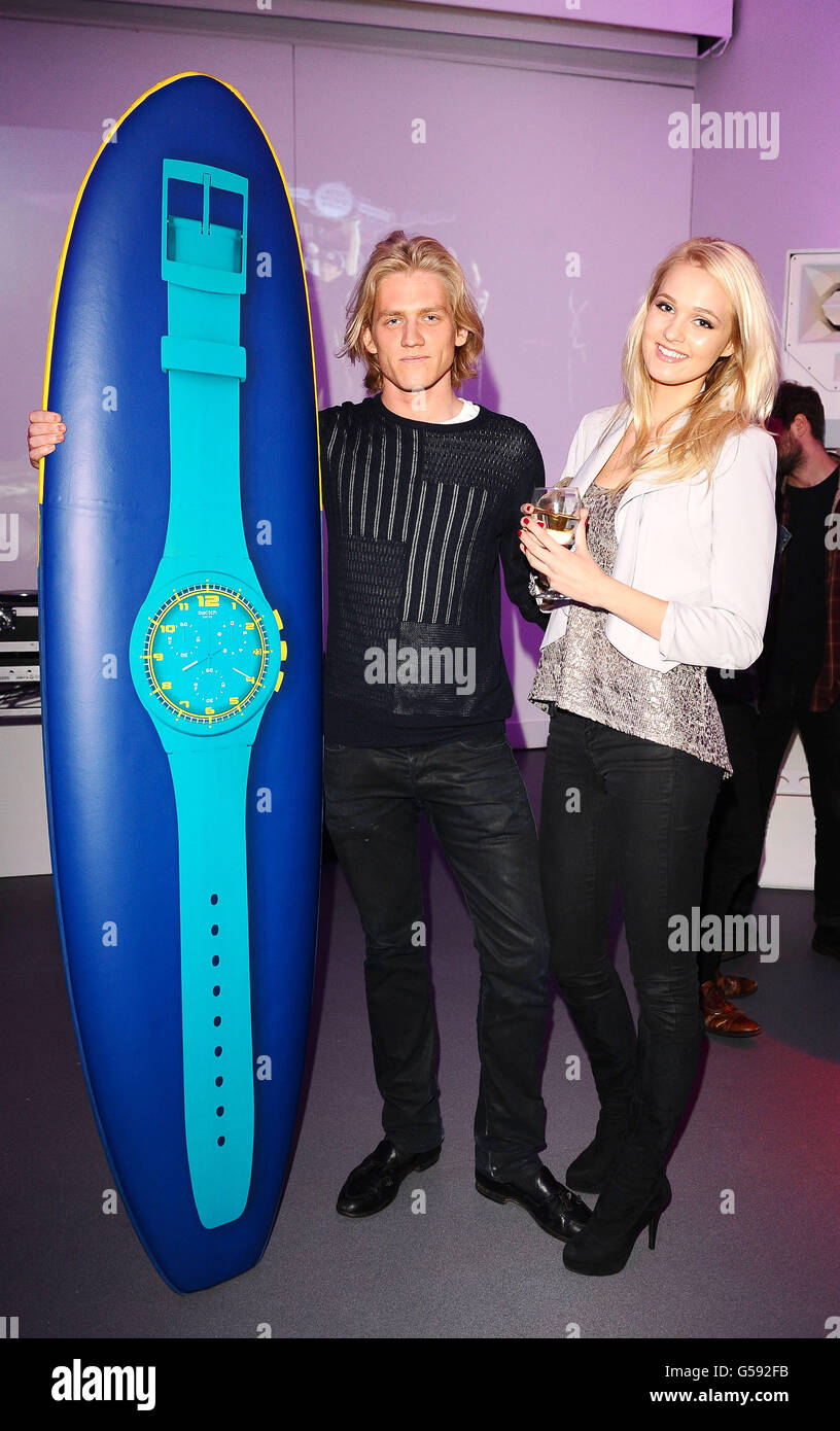 Richard Dinan e un ospite senza nome arrivano alla festa di lancio di Swatch Chrono Plastic alla Future Gallery di Londra. Foto Stock