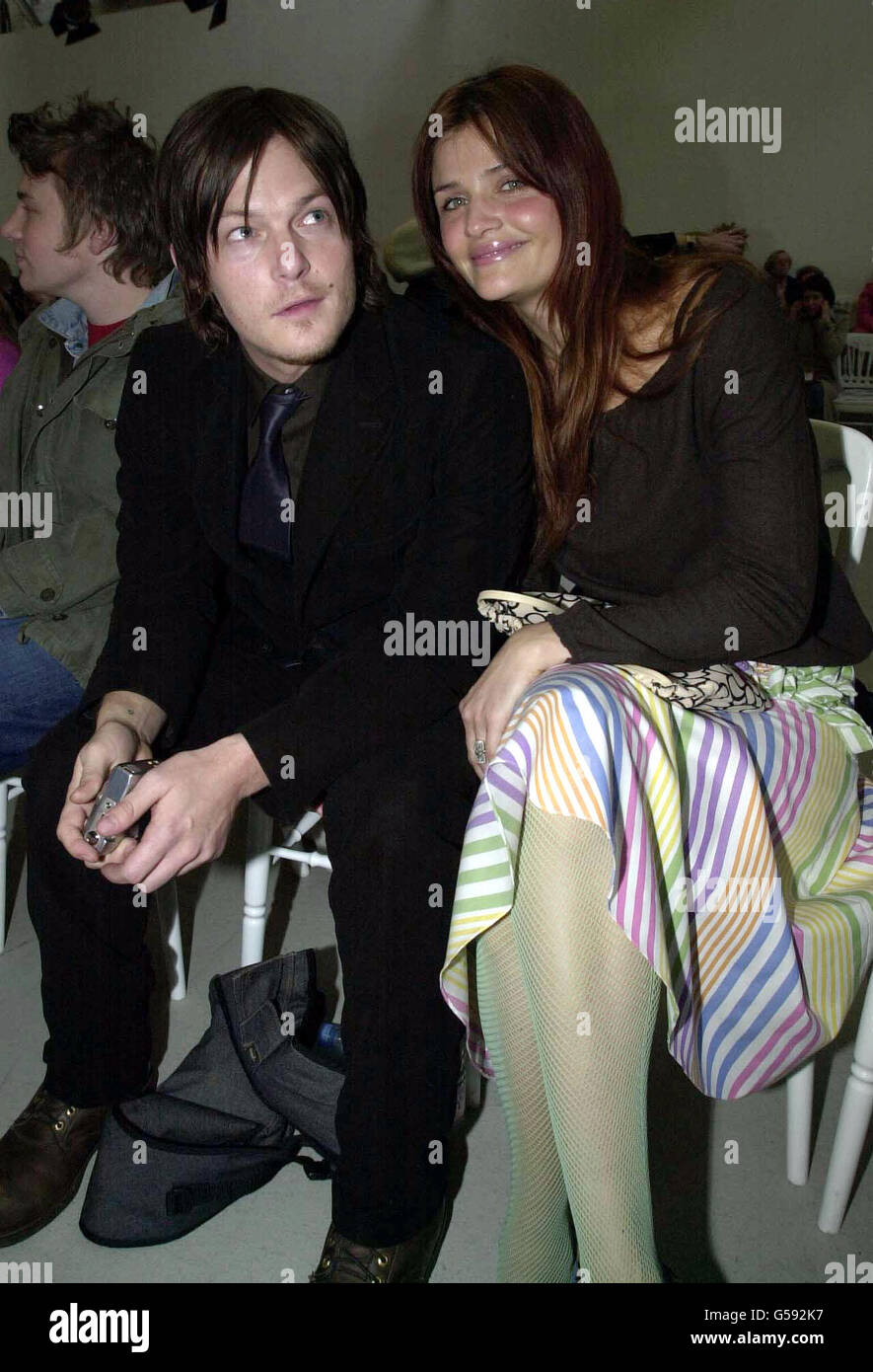Helena Christensen con l'attore Norman Reedus alla mostra Matthew Williamson nel centro di Londra, durante il secondo giorno della London Fashion Week Autunno/Inverno 2001. Foto Stock