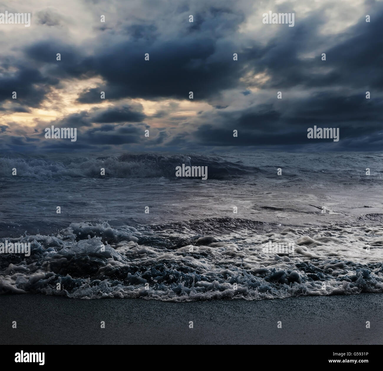 Il mare e la spiaggia con sky storm cloud, su tono scuro Foto Stock