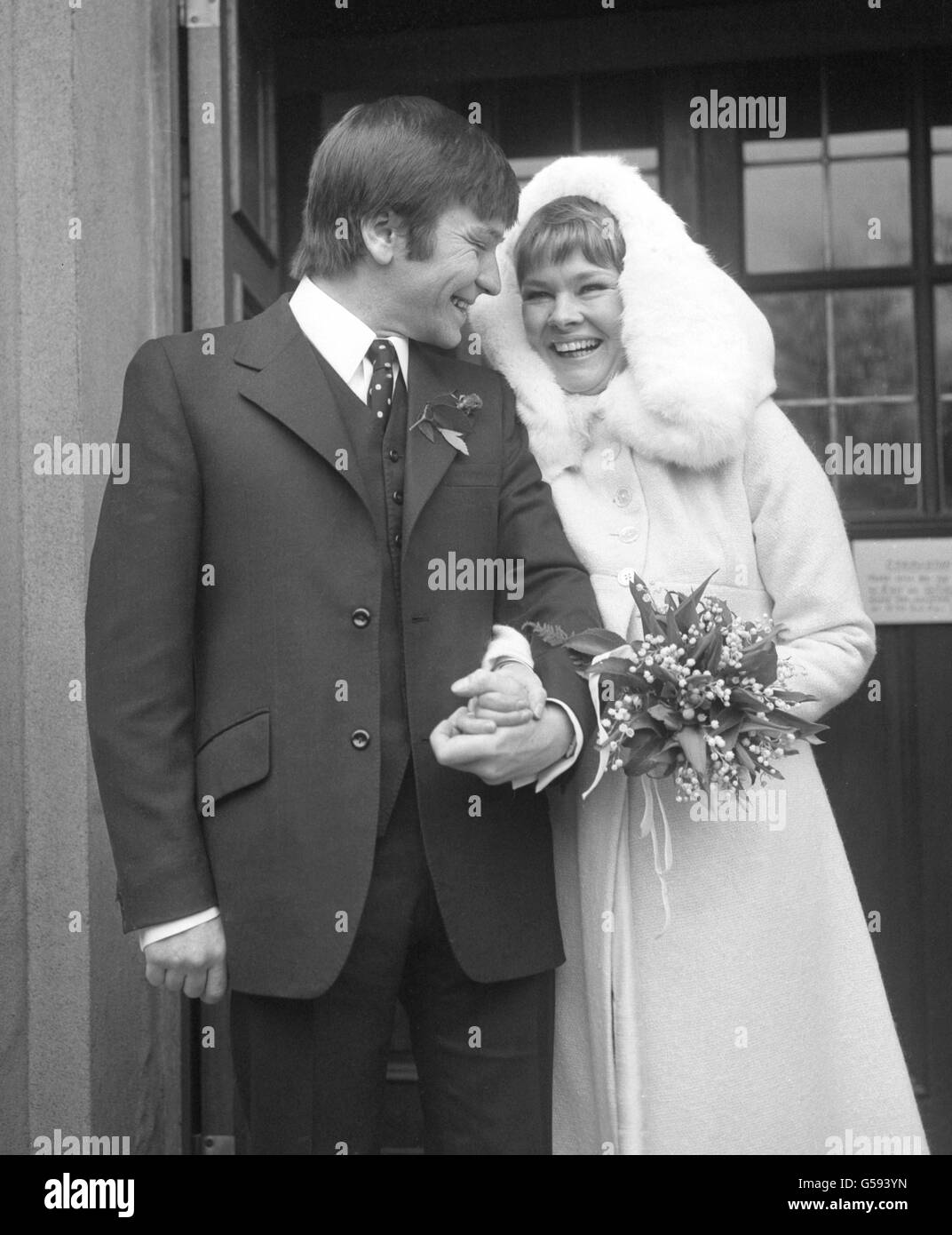 L'attore Michael Williams il giorno in cui sposò l'attrice Judi Dench alla chiesa di St. Mary, Holly Place, Hampstead. Foto Stock