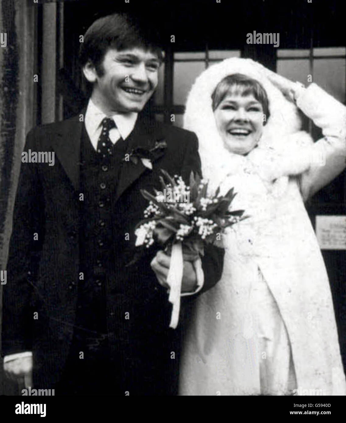 L'attore Michael Williams il giorno in cui sposò l'attrice Judi Dench alla chiesa di St. Mary, Holly Place, Hampstead. 12/01/01: Williams è morto dopo una lunga battaglia contro il cancro. Foto Stock