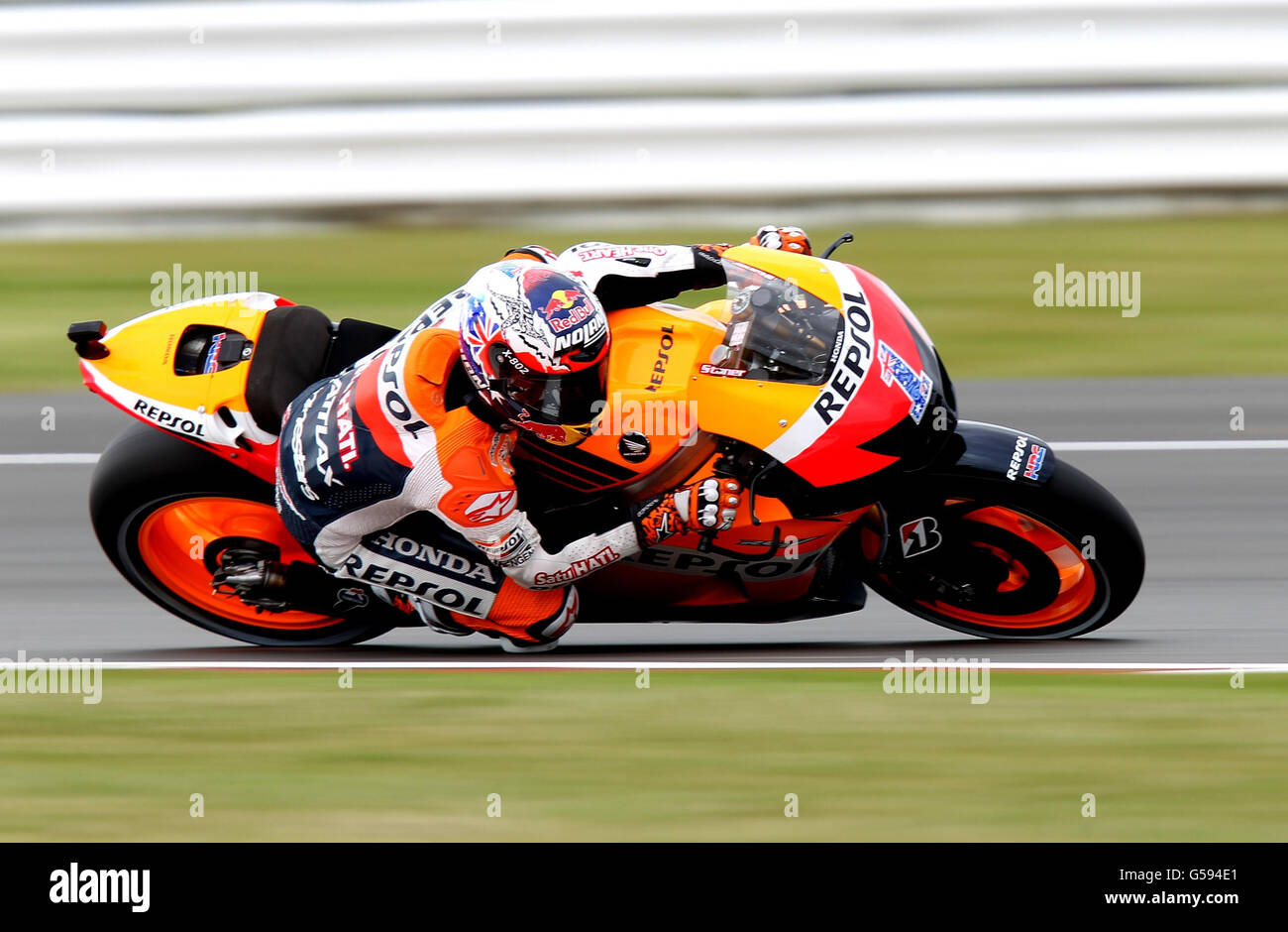 Casey Stoner australiana sulla Repsol Honda durante le prove libere per il round britannico di Moto GP al circuito di Silverstone, Northamptonshire. Foto Stock