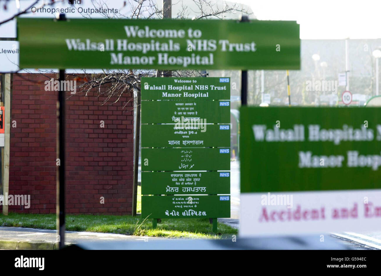 Un segno al di fuori del Walsall Manor Hospital, parte del Walsall Hospitals NHS Trust, nelle West Midlands, che ha il più alto tasso di mortalità nel paese, secondo uno studio compilato dal Sunday Times e Dr Foster, un editore indipendente di informazioni sanitarie. * lo studio ha scoperto che una lotteria con codice postale NHS in Inghilterra significa che i pazienti devono affrontare standard di cura notevolmente diversi, con enormi variazioni nei tassi di mortalità e il numero di medici per letto. Foto Stock