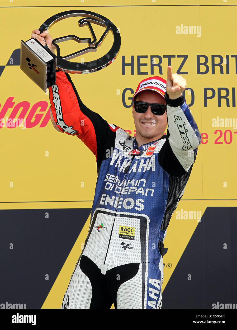 Jorge Lorenzo in Spagna celebra la sua vittoria durante il round britannico del Moto GP al circuito di Silverstone, nel Northamptonshire. Foto Stock
