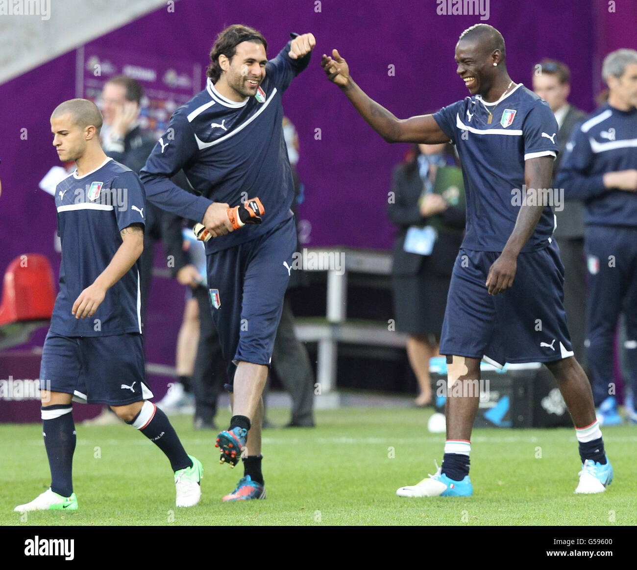 Sebastian Giovinco in Italia cammina come Mario Balotelli condivide una battuta con il portiere Salvatore Sirigu durante una sessione di allenamento allo Stadio Municipale di Poznan, in Polonia. Foto Stock