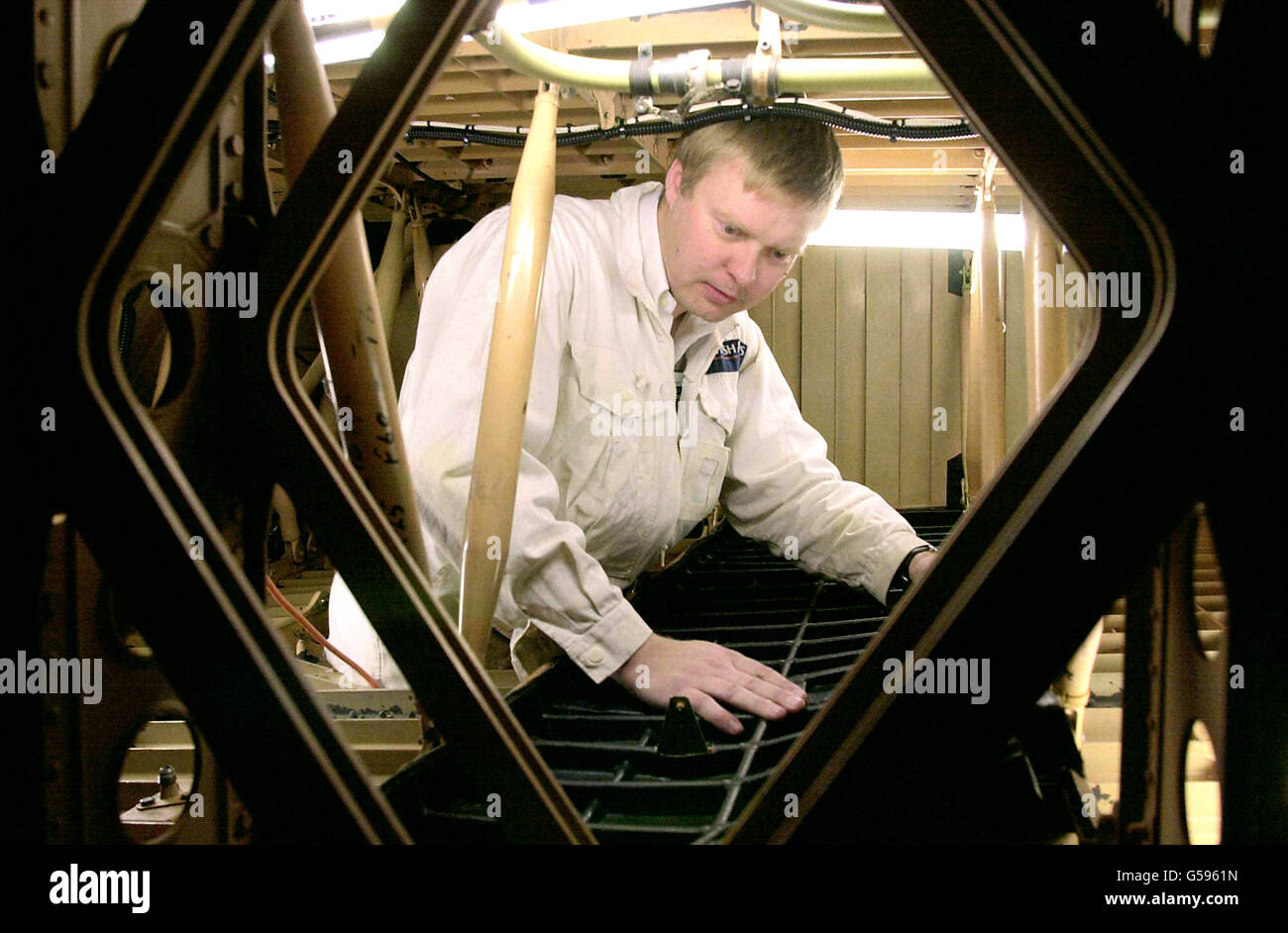 L'ingegnere di British Airways Marc Morley, che lavora all'interno dell'ala di una delle Concorde della compagnia aerea, posiziona in posizione una sezione del nuovo liner in kevlar e gomma che verrà utilizzato per proteggere i serbatoi di carburante dell'aeromobile in caso di foratura della pelle dell'ala. * ci vorrà un team di 40 ingegneri tra le otto e le 10 settimane per apportare modifiche a ciascuno dei sette Concorde della compagnia aerea. I nuovi liner dovrebbero evitare qualsiasi ripetizione del devastante incendio che ha abbattuto Air France Concorde, che si è schiantato nei pressi di Parigi lo scorso luglio, uccidendo tutte le 109 persone a bordo e quattro a terra. Foto Stock