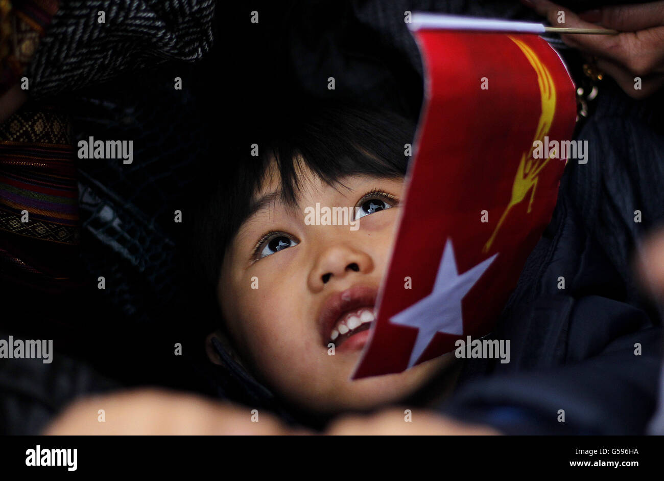 Un giovane cittadino birmano guarda Aung San Suu Kyi, leader della democrazia birmana, dopo aver ricevuto la Freedom of the City di Dublino in un concerto speciale all'aperto. Foto Stock