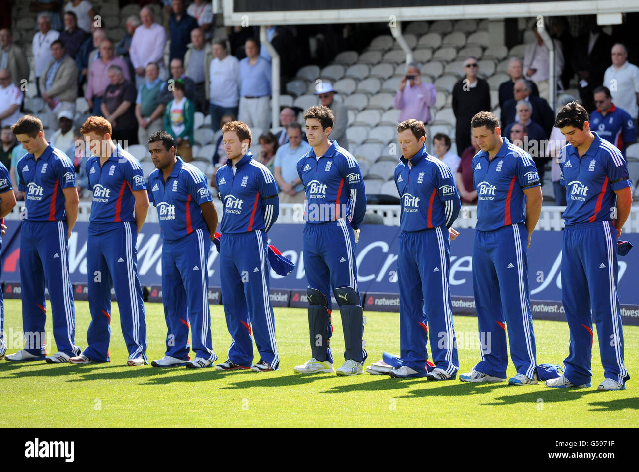 Cricket - Second Natwest One Day International - Inghilterra / West Indies - The Kia Oval. I giocatori inglesi osservano un minuto di silenzio in memoria di Tom Maynard durante la partita One Day International al Kia Oval di Londra. Foto Stock