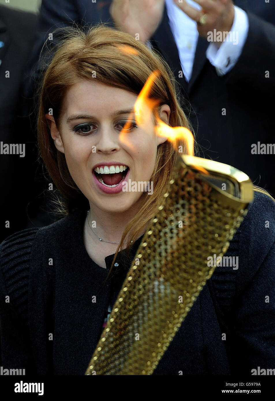 La principessa Beatrice accoglie la fiamma olimpica sui gradini della Harewood House, vicino a Leeds, durante l'Olympic Torch Relay. Foto Stock
