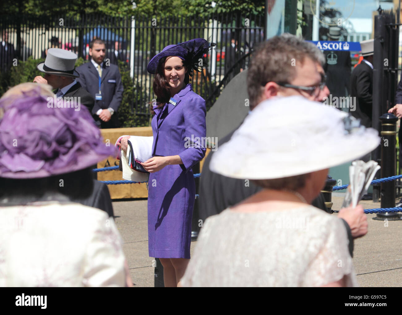 Assistenti di codice di abbigliamento durante il giorno uno dei 2012 incontri Royal Ascot all'Ippodromo di Ascot, Berkshire. Foto Stock
