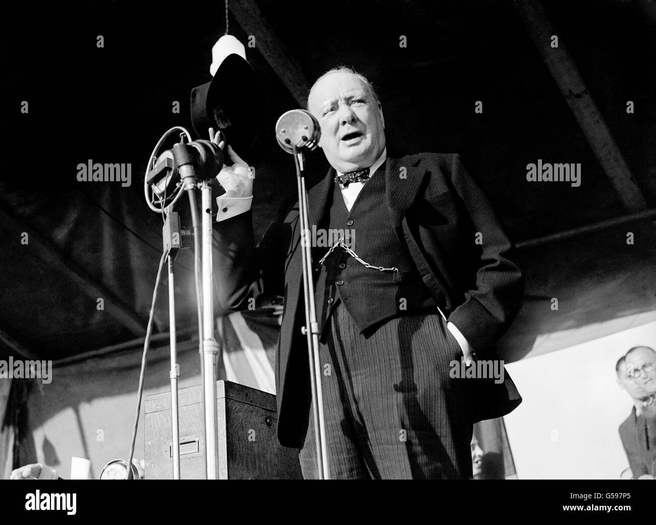 Il primo ministro Winston Churchill si rivolge al pubblico di oltre 20,000 persone allo stadio Walthamstow di Londra. Foto Stock