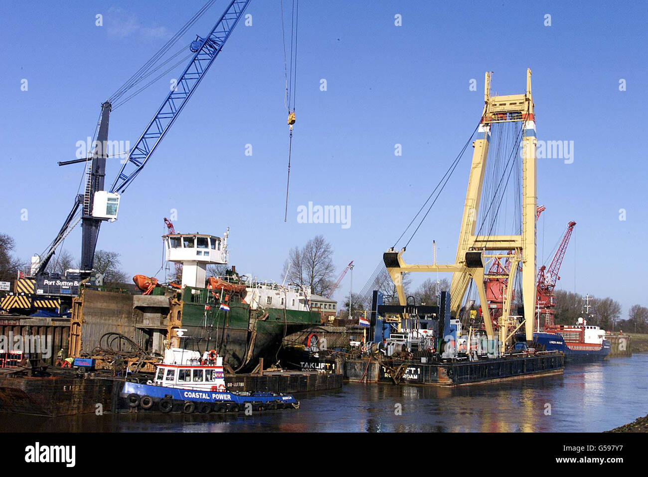 Esperti di salvataggio completano il recupero del cargo Lagik, che ha bloccato un fiume per più di un mese. Gli ingegneri hanno affettato la nave tedesca Lagik da 2,500 tonnellate in tre sezioni e li hanno sollevati dal fiume Nene a Sutton Bridge, Lincs. * la nave si è bloccata attraverso il fiume mentre trasportava l'acciaio a Wisbech, Cambs, in novembre. Un team olandese di salvataggio ha passato più di una settimana a sollevare sezioni della barca su una chiatta pronta per la rimozione su strada. Foto Stock