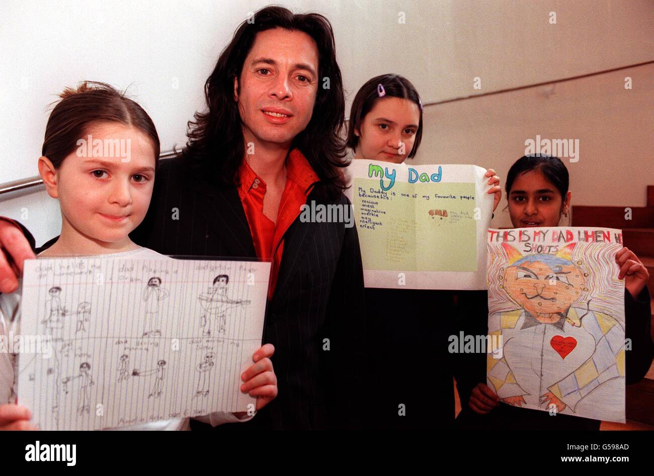 Changing Rooms interior designer Laurence Llewelyn Bowen, con sei anni Amelia Rose (L) Six, di St Helens, Samyna Motalib (R), 12 e Charlotte Jones, entrambi di Londra, con i loro disegni al lancio nel centro di Londra, del fathersdirect.com. * la prima rivista on-line della Gran Bretagna per tutti i padri. Il sito web ha informazioni da e per papà che i padri possono visitare con i loro figli, il disegno sono uno di molti a comparire sul sito, fatto dai figli dei loro padri. Foto Stock