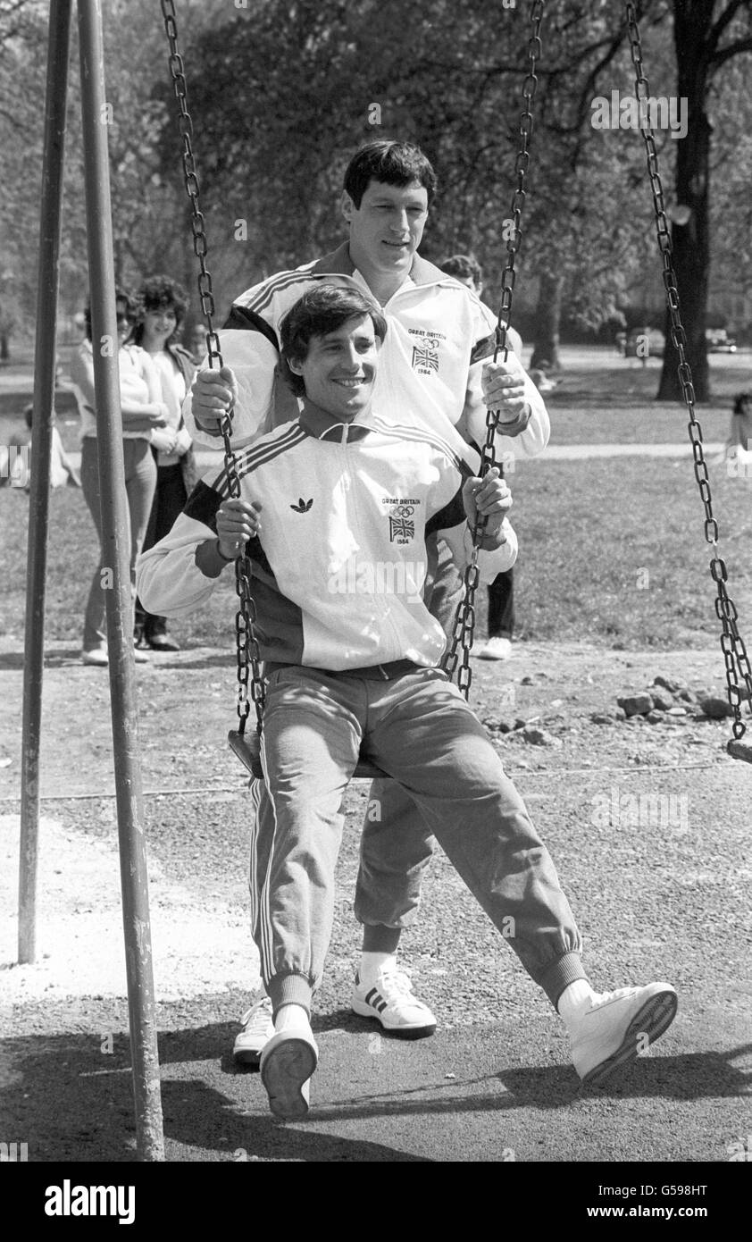 I campioni olimpici Sebastian Coe, Front, e Alan Wells, indossando la nuova tuta ufficiale britannica per le Olimpiadi di Los Angeles 1984. La tuta, chiamata 'Challenger', è stata appositamente progettata da Adidas per il team. Foto Stock
