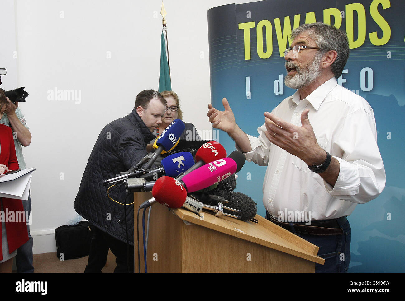 Il presidente del Sinn Fein Gerry Adams presso gli uffici del partito a Parnell Square, Dublino dopo la riunione dell'Ard Comharle ha deciso che il partito ha accettato un invito a Martin McGuinness per incontrare la Regina a Belfast la prossima settimana. Foto Stock