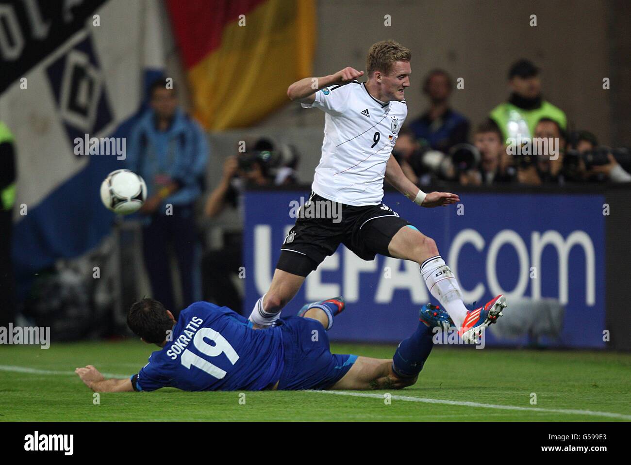 Calcio - UEFA euro 2012 - Quarter Final - Germania / Grecia - Arena Gdansk. I Socratis Papastathopoulos della Grecia (a sinistra) e Andre Schurrle della Germania combattono per la palla Foto Stock