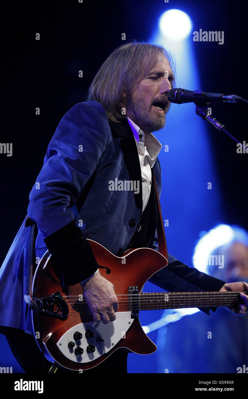 Tom Petty e gli Heartbreakers si esibiscono sul palco Big Top all'Isle of Wight Festival. Foto Stock