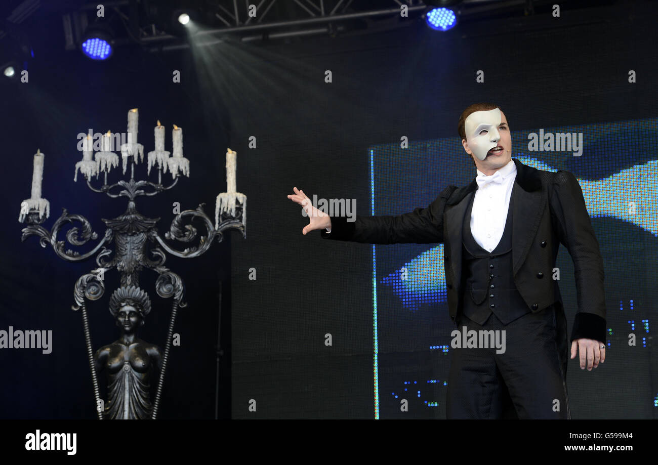 Un membro del cast di Phantom of the Opera si esibisce sul palco come parte dell'evento West End Live a Trafalgar Square, Londra. Foto Stock