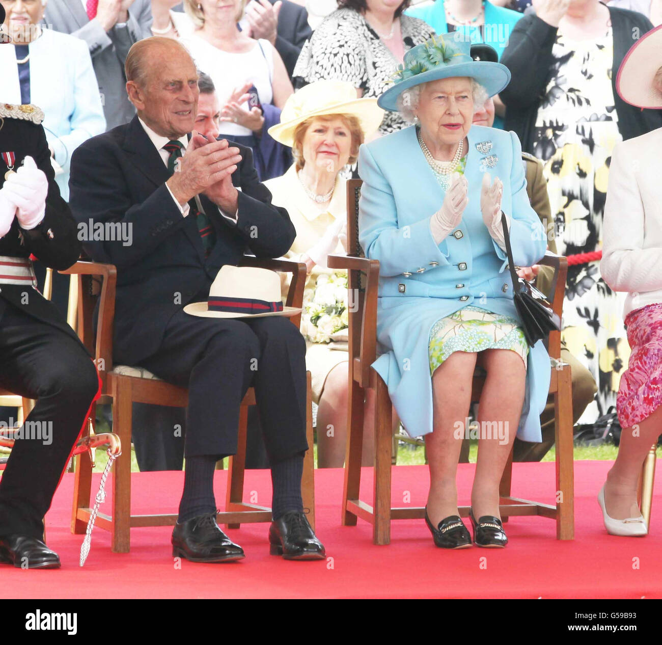 La regina Elisabetta II e il duca di Edimburgo guardano una flottiglia di barche che celebrano la storia del Tamigi alla scuola Henley Business di Oxfordshire. Foto Stock