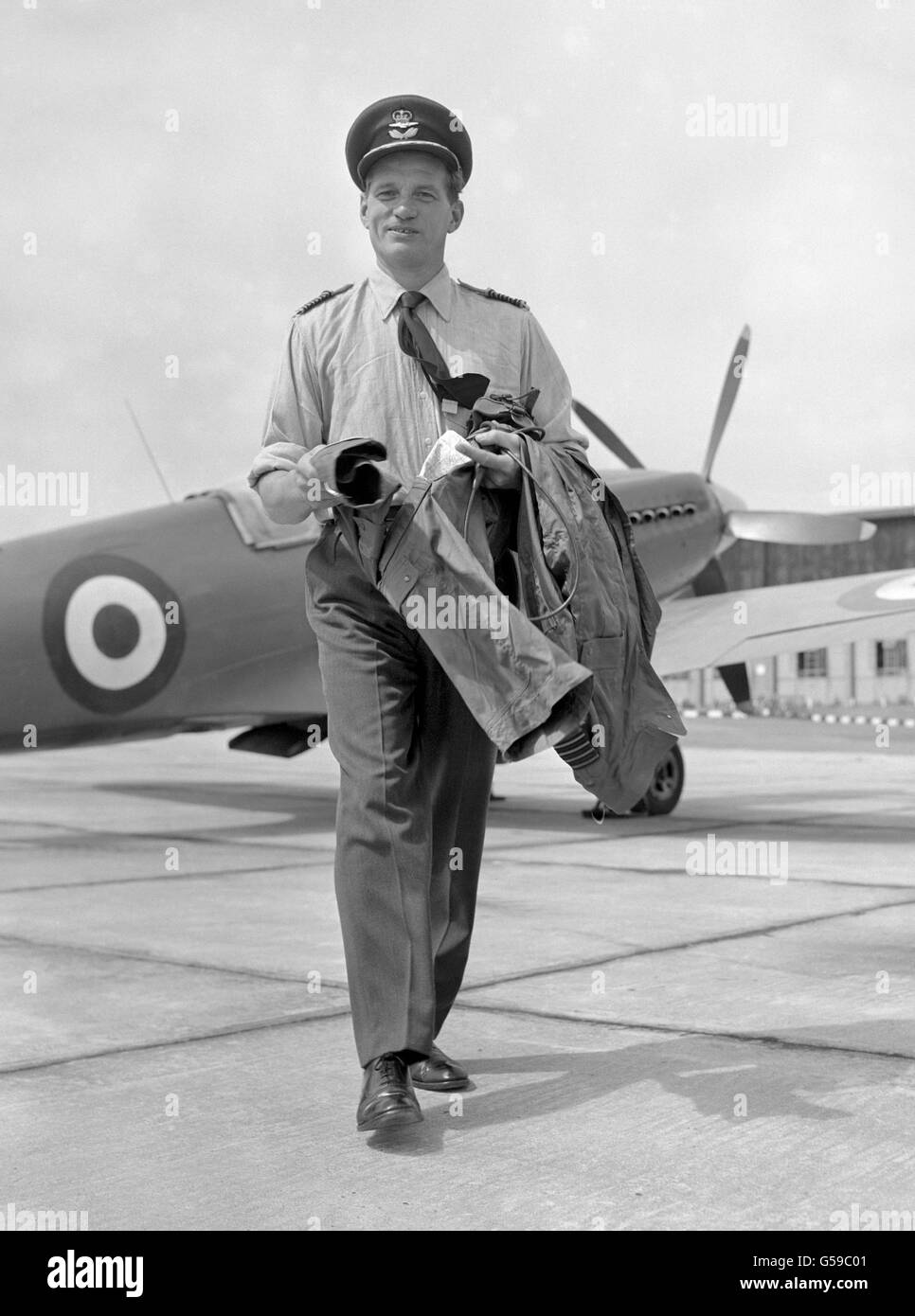 RAF Combattente del gruppo Capitano James Edgar Johnson, DSO, DFC, visto a Biggin Hill, la stazione di Kent RAF. Johnson stava portando in uno dei tre Spitfirs per il loro 'ritiro' dal servizio con la RAF. Foto Stock