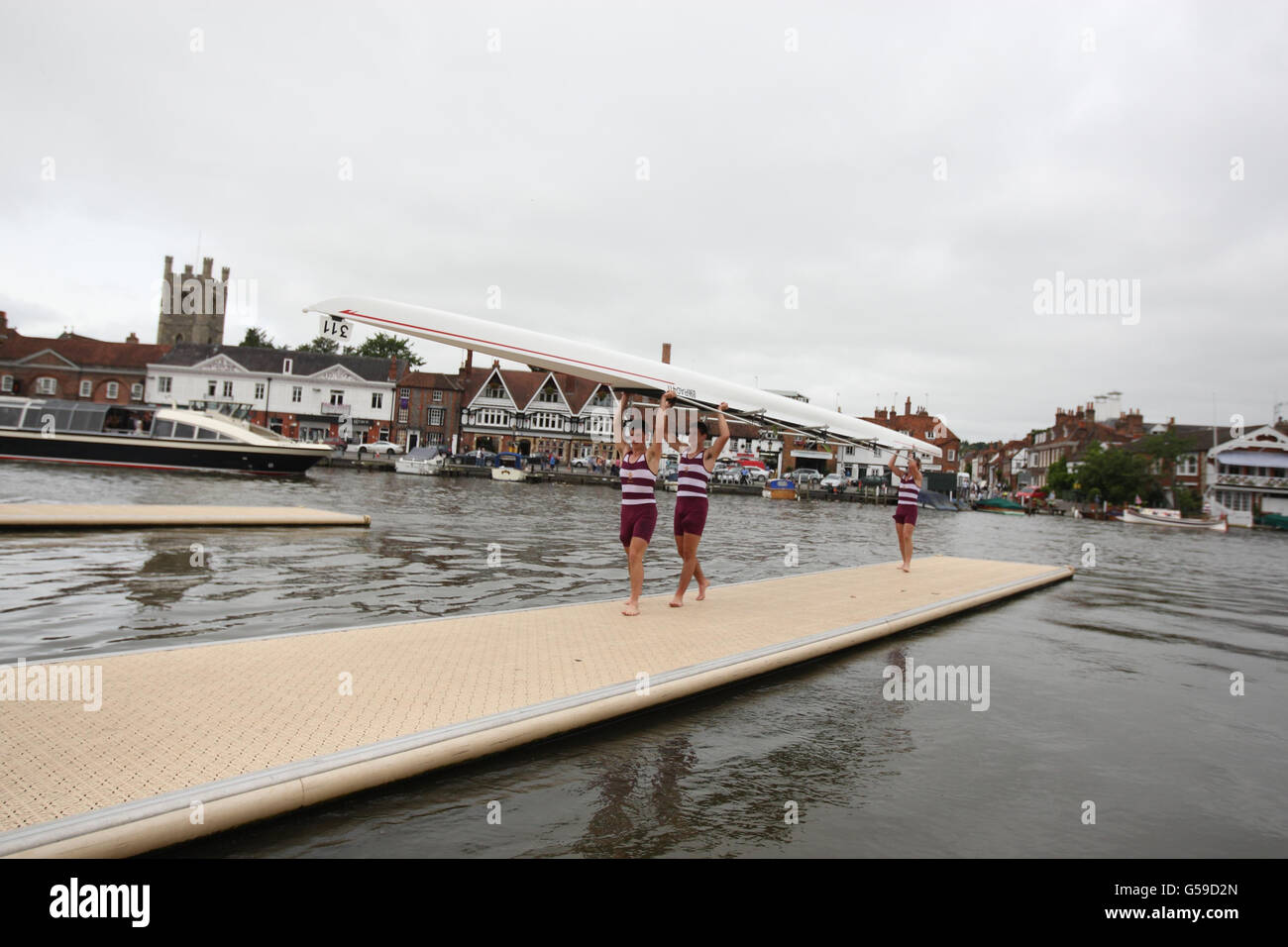 Canottaggio - 2012 Henley Royal Regatta - giorno uno - Henley-on-Thames. Un equipaggio solleva la propria barca dall'acqua durante il giorno uno della regata reale Henley del 2012, Henley-on-Thames. Foto Stock