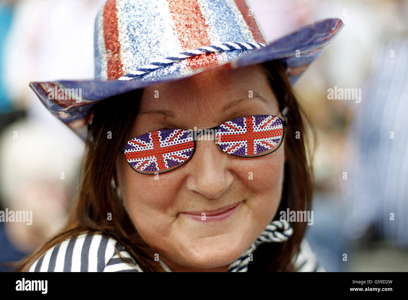 Una giovane ragazza con bandiera dell'Unione attende nei terreni della Stormont Estate, Belfast, l'arrivo della regina Elisabetta II e del duca di Edimburgo, durante una visita di due giorni nell'Irlanda del Nord come parte del tour del Giubileo dei diamanti. Foto Stock