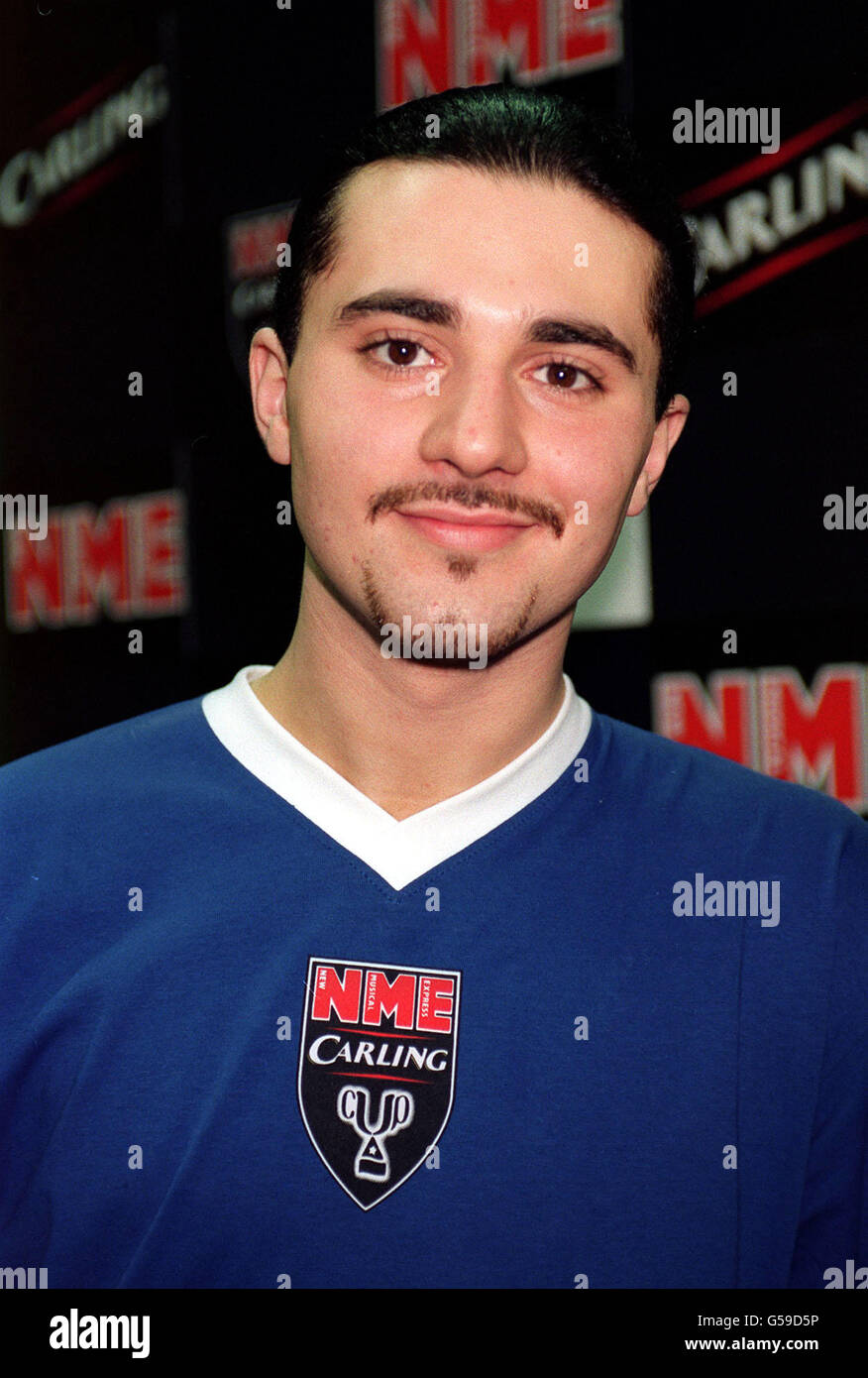 Il cantante Darius, un rigetto dello spettacolo Popstars della televisione ITV, all'evento di calcio NME Carling Cup, in aiuto dell'NSPCC, tenuto presso la Crystal Palace National Indoor Arena, nel sud di Londra. * 15/10/01 Cocky Wannabe Darius Danesh era in attesa della prossima fase di Pop Idols, la TV alla ricerca di una stella solista, che ha stracciato il suo precedente rifiuto come pop flop. Darius ottenne notorietà quando fu scaricato dalla precedente ricerca di talenti Popstars all'inizio di quest'anno per le sue consegne over-the-top. *29/11/01 cantante Darius Danesh. Due potenziali idoli Pop hanno descritto come usavano la musica Foto Stock