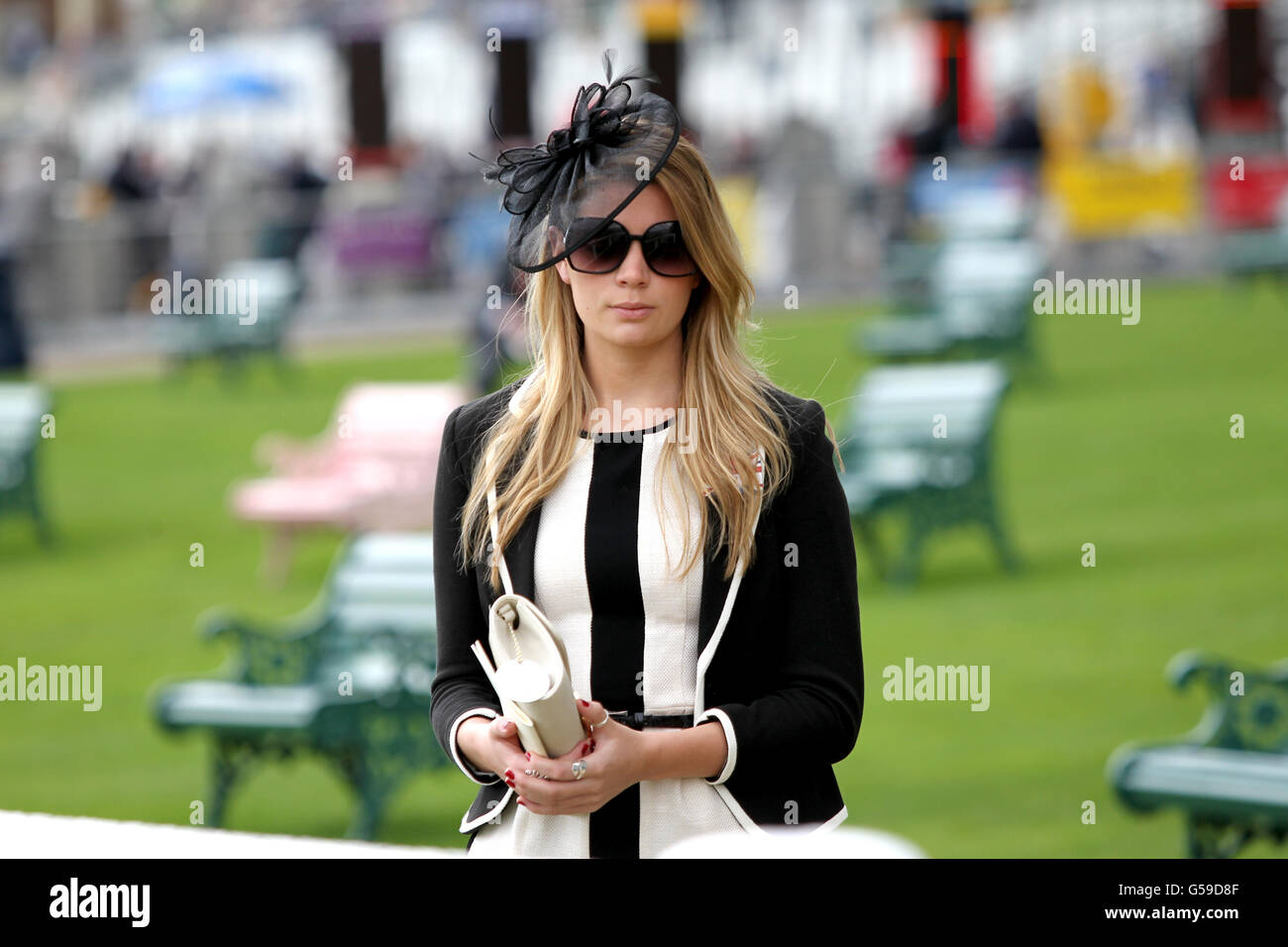 Corse di cavalli - il Royal Ascot Meeting 2012 - giorno tre - Ascot Racecourse. Moda da donna al Royal Ascot il giorno delle Signore Foto Stock