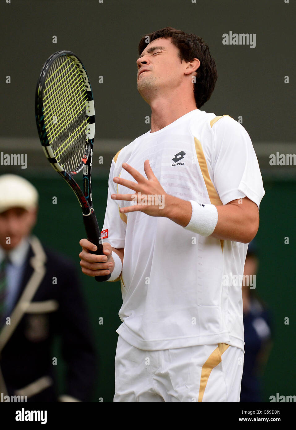 Il Jamie Baker della Gran Bretagna lascia fuori le sue frustrazioni durante la sua partita contro Andy Roddick degli Stati Uniti il terzo giorno dei Campionati di Wimbledon 2012 all'All England Lawn Tennis Club, Wimbledon. Foto Stock