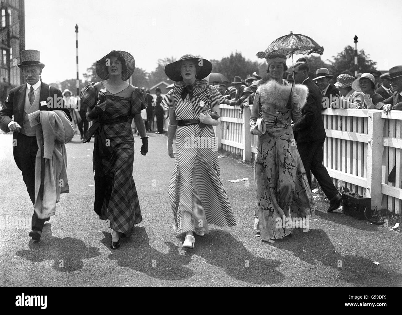 Corse di cavalli - Ascot reale. Le donne sfoggiano le loro mode il primo giorno di Royal Ascot. Foto Stock