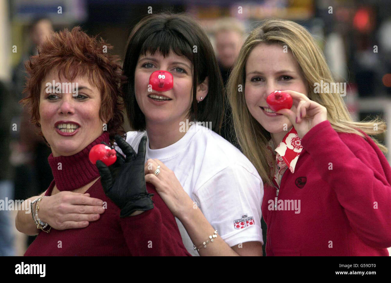 Comediennes Ruby Wax (L) e Sally Phillips (R) con la presentatrice televisiva Emma Freud, riunirsi in Leicester Square di Londra promuovere la carità fumettistica Red Nose Day 2001 che si svolgerà venerdì 16 marzo. Foto Stock