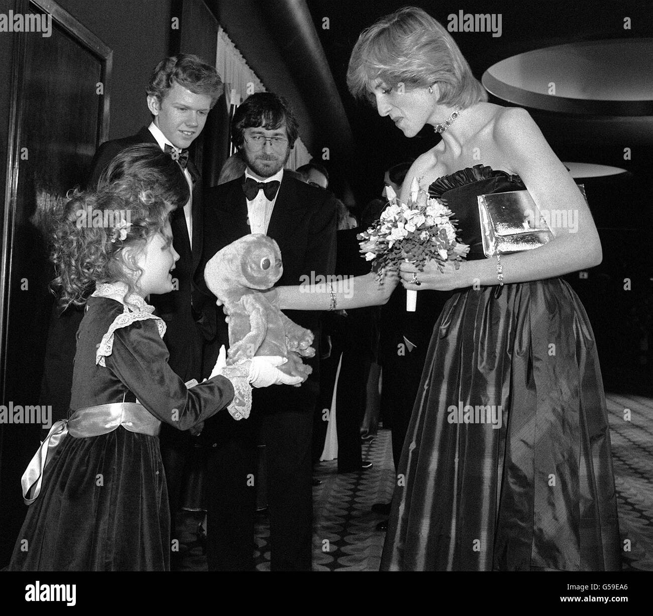 Drew Barrymore presenta un peluche per la Principessa di Galles Foto Stock