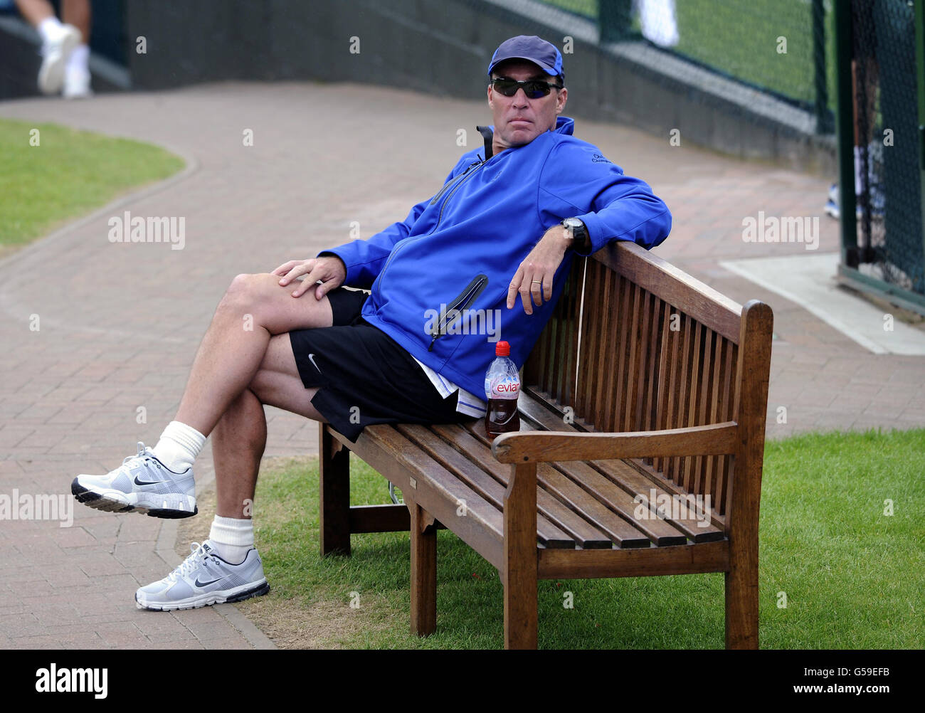 Ivan Lendl, allenatore di Andy Murray in Gran Bretagna si rilassa su una panchina mentre pratica il giorno cinque dei campionati di Wimbledon 2012 all'All England Lawn Tennis Club, Wimbledon. Foto Stock