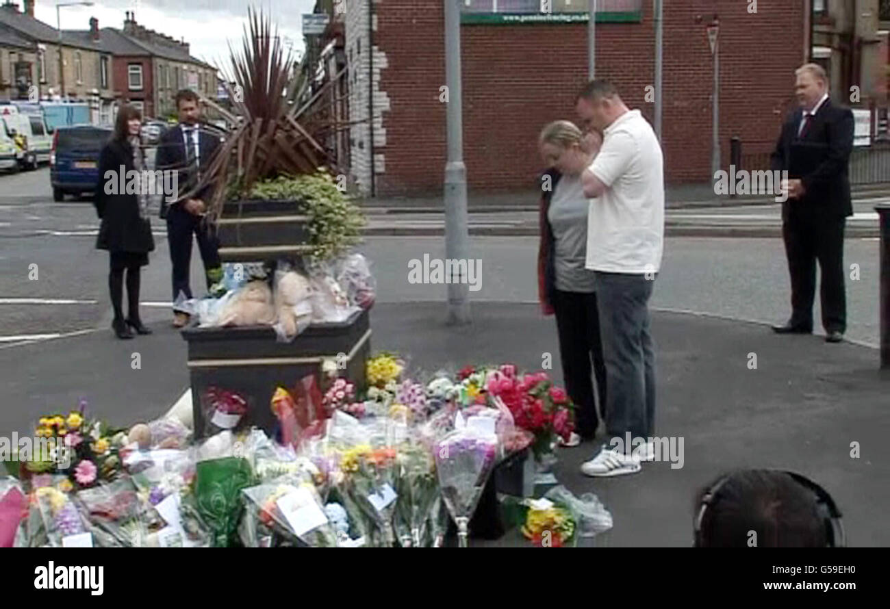 Ancora preso da PA video dei genitori di Jamie Heaton, Michelle e Kenny in visita tributi floreali a Oldham dopo la massiccia esplosione di martedì. Foto Stock
