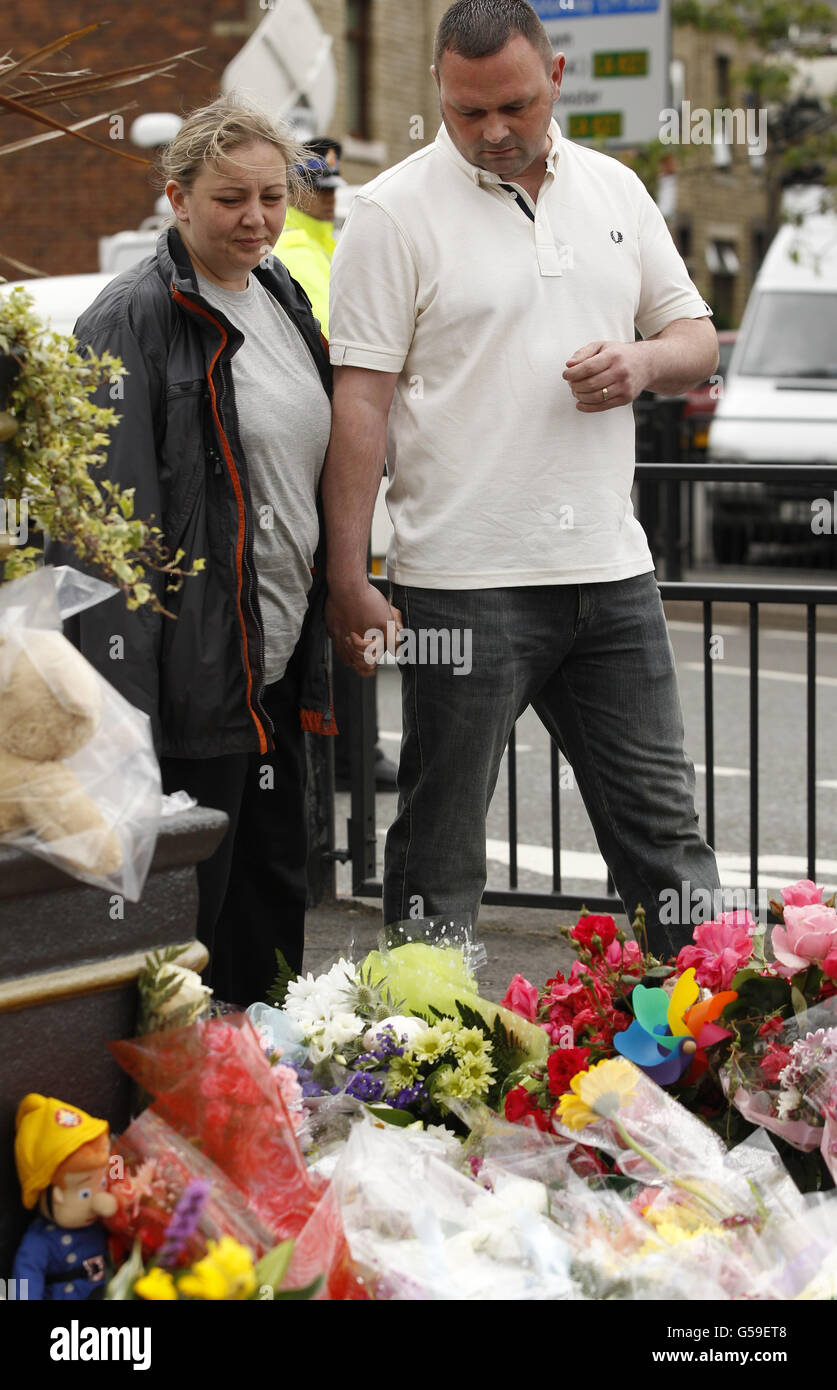 Oldham esplosione. I genitori di Jamie Heaton, Michelle e Kenny visitano i tributi floreali a Oldham dopo l'esplosione di martedì. Foto Stock