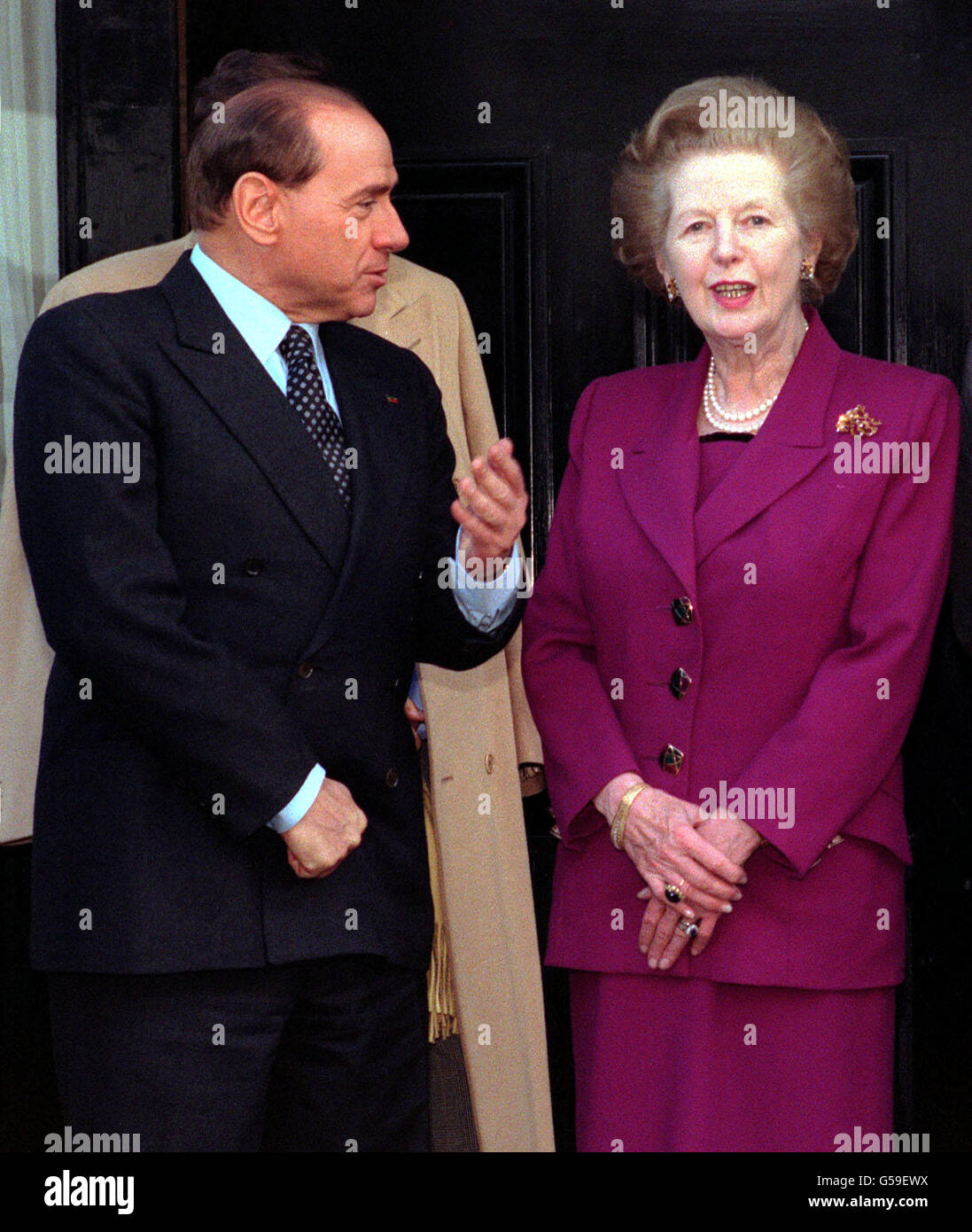 L'ex primo ministro britannico Baronessa Thatcher (destra) incontra il leader del partito di opposizione italiano Silvio Berlusconi, nel centro di Londra. Foto Stock
