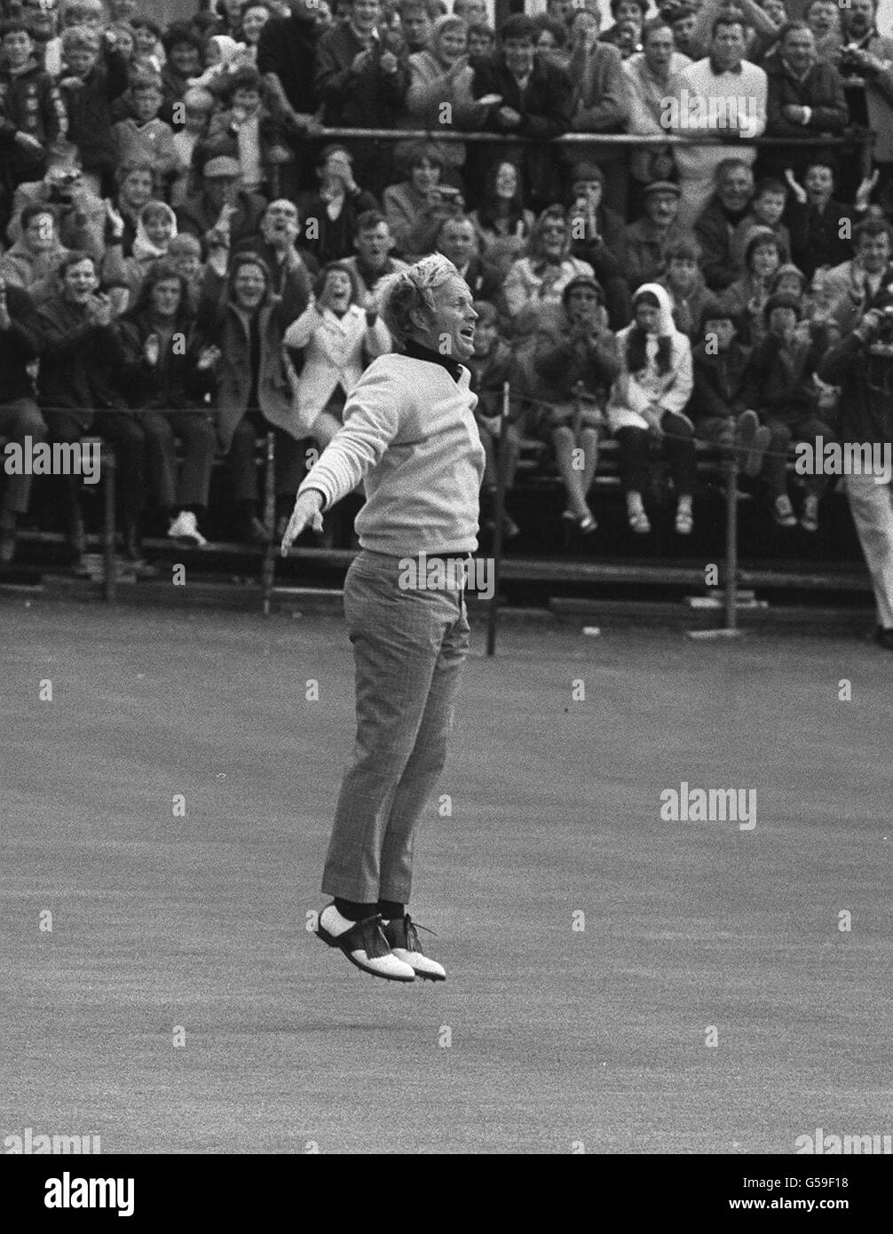 Jack Nicklaus, degli Stati Uniti, salta per gioia dopo aver vinto l'Open Golf Championship. Ha battuto il collega americano Doug Saunders in un play-off, reso necessario dal legame tra loro. Foto Stock