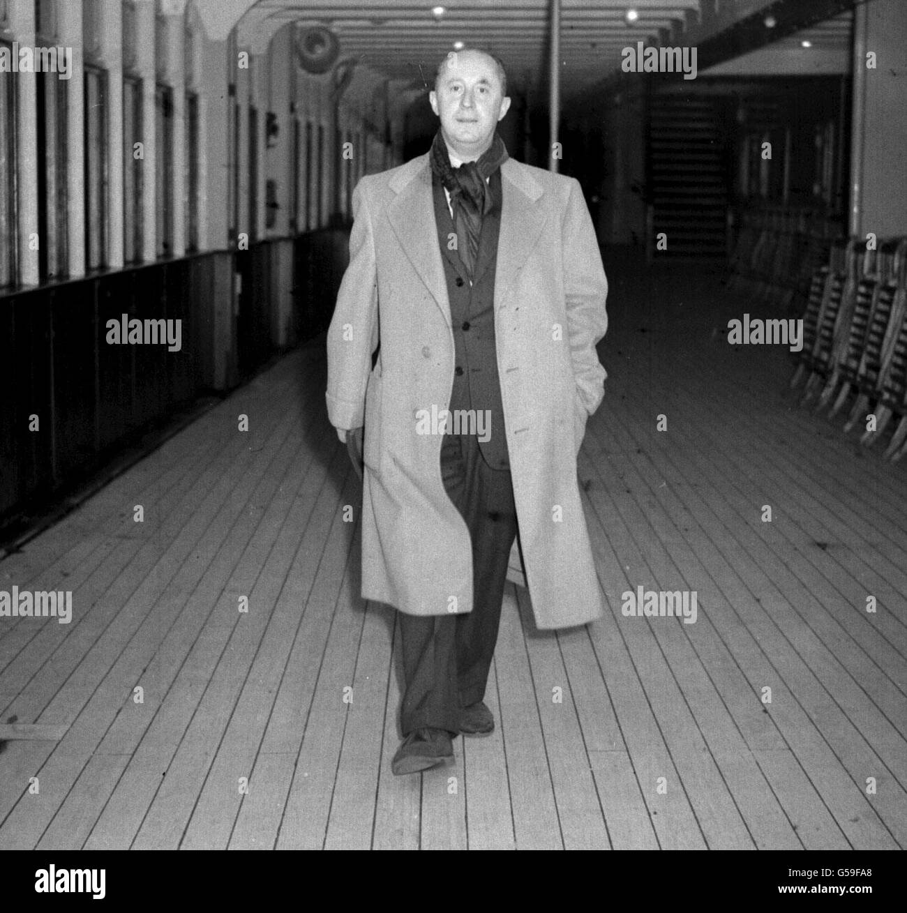 Christian Dior, creatore delle gonne più lunghe per le polemiche delle donne - ha fatto un ingresso unobtrusive in Inghilterra quando la "regina Elisabetta" attraccò a Southampton da New York. Foto Stock