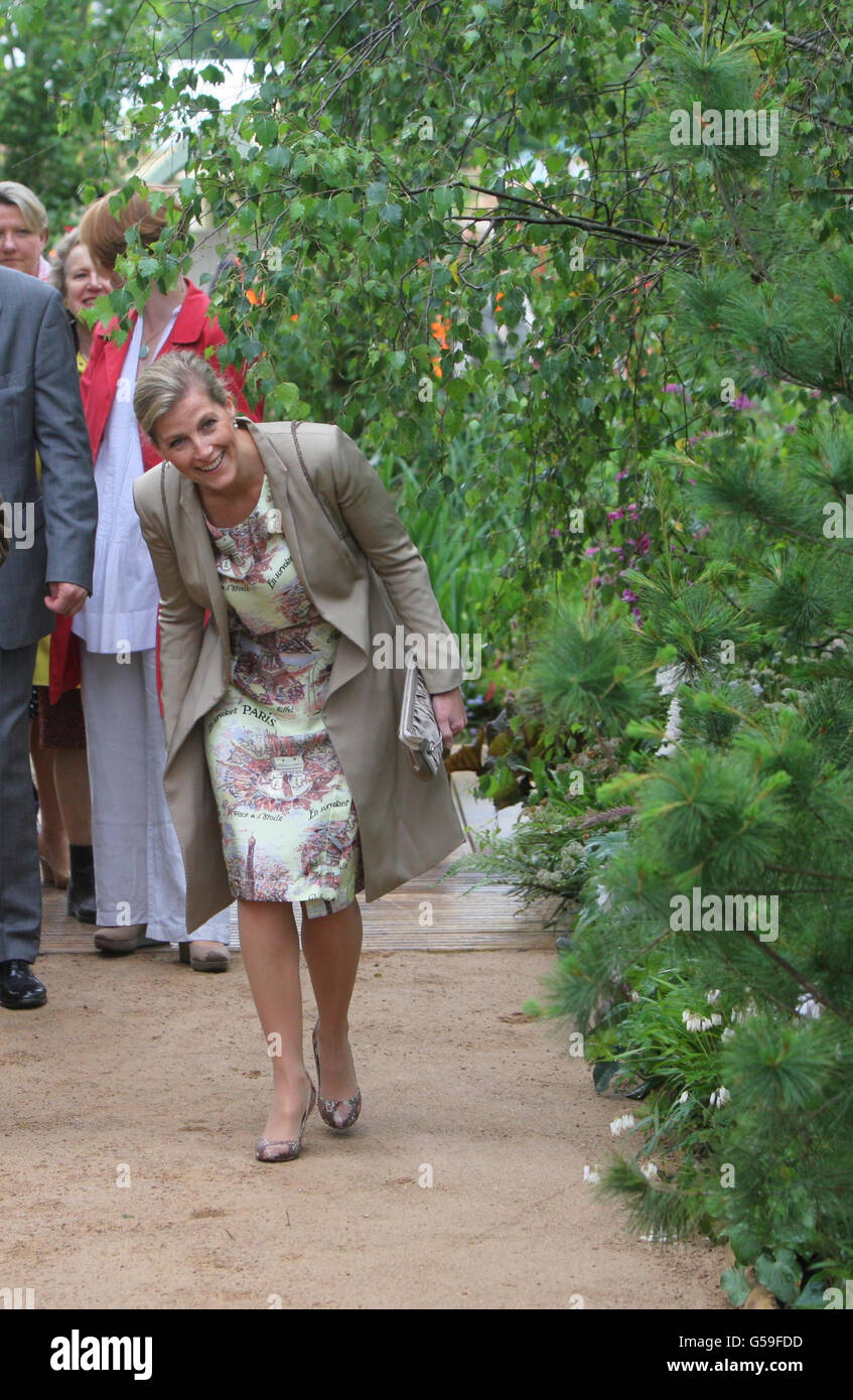 La Contessa di Wessex cammina attraverso una sezione del giardino Urban Oasis al RHS Hampton Court Palace Flower Show, Surrey. Foto Stock